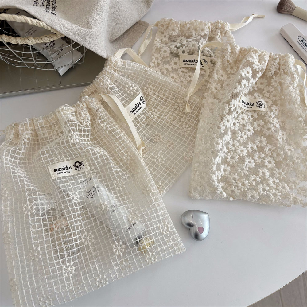 Cosmetic Bags - Кружевная вышитая сумка-органайзер с ромашками на